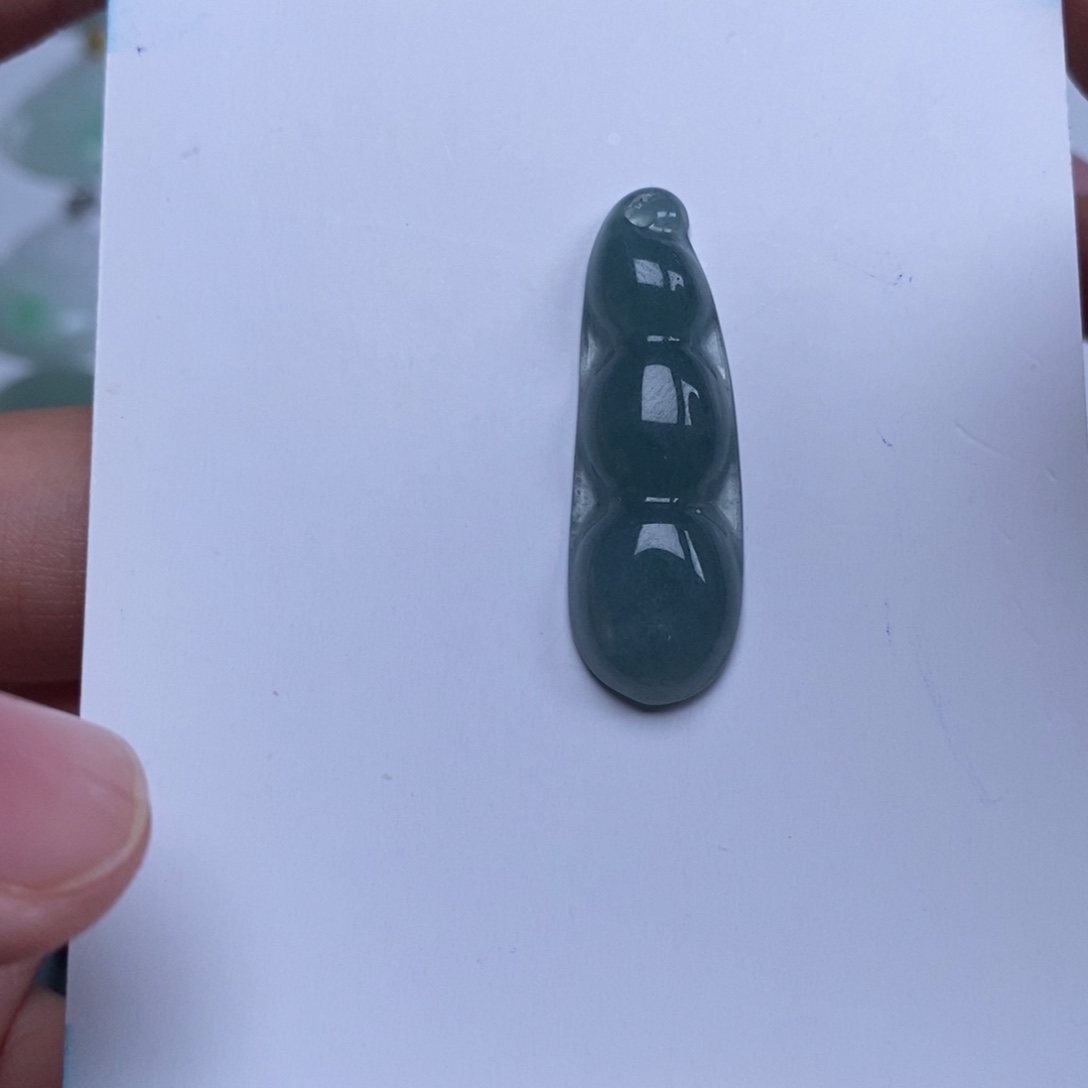 翡翠未镶嵌颈饰福豆