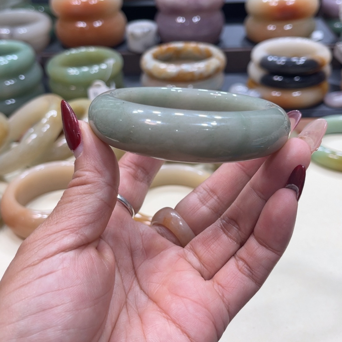 未镶嵌手镯石英岩玉