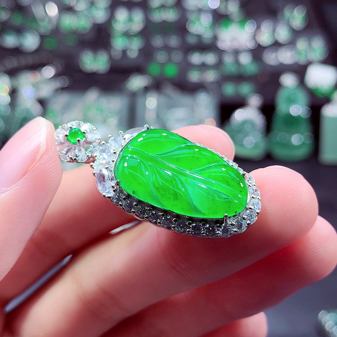 翡翠未镶嵌颈饰挂件