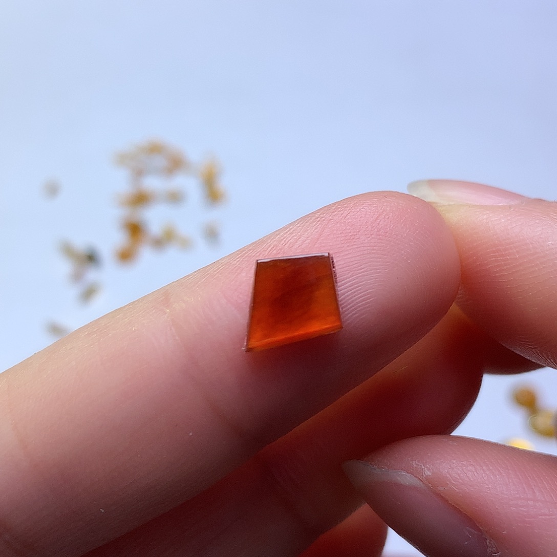 翡翠未镶嵌颈饰切割