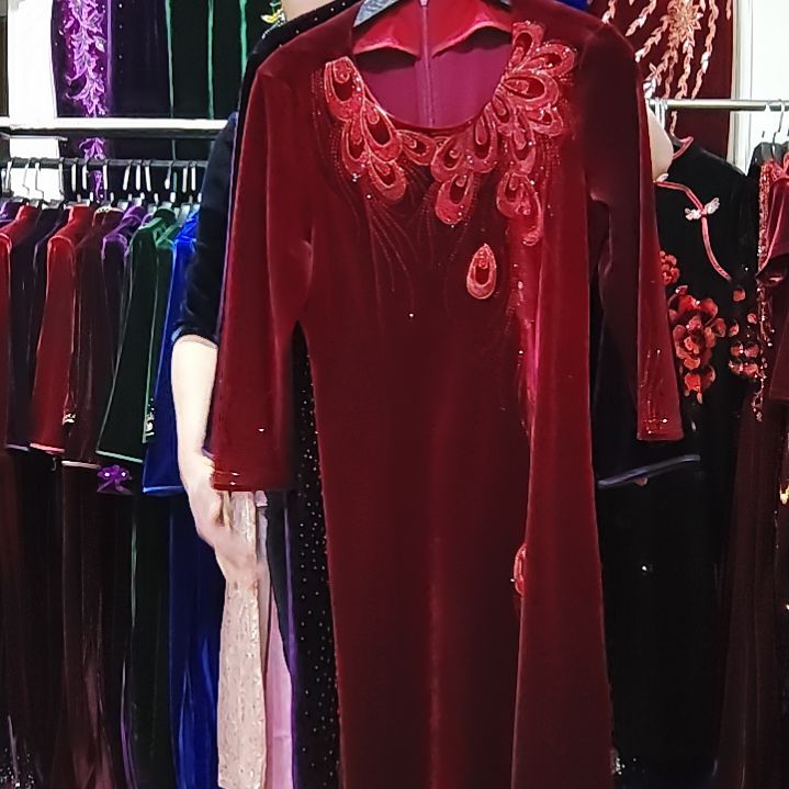 酒红色金丝绒v领刺绣中长连衣裙l码95-115内