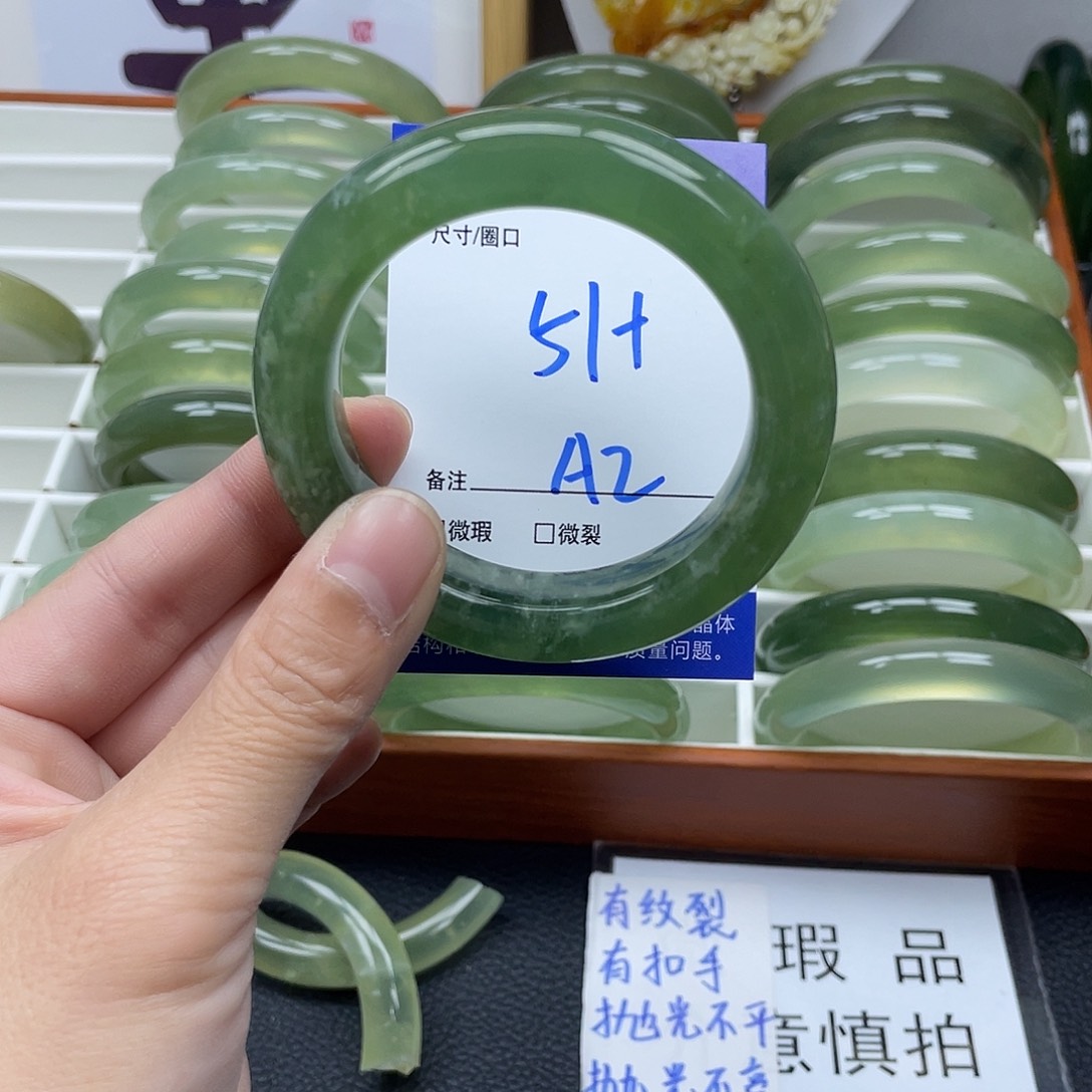 蛇纹石玉手镯未镶嵌