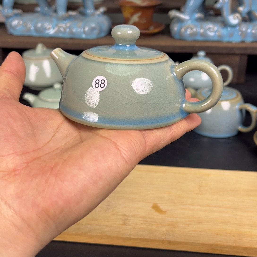 【闪购商品】天蓝半月壶汝瓷原矿