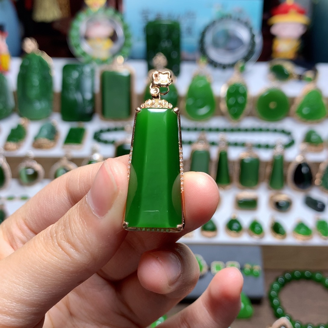 和田玉（碧玉）吊坠18K金镶嵌