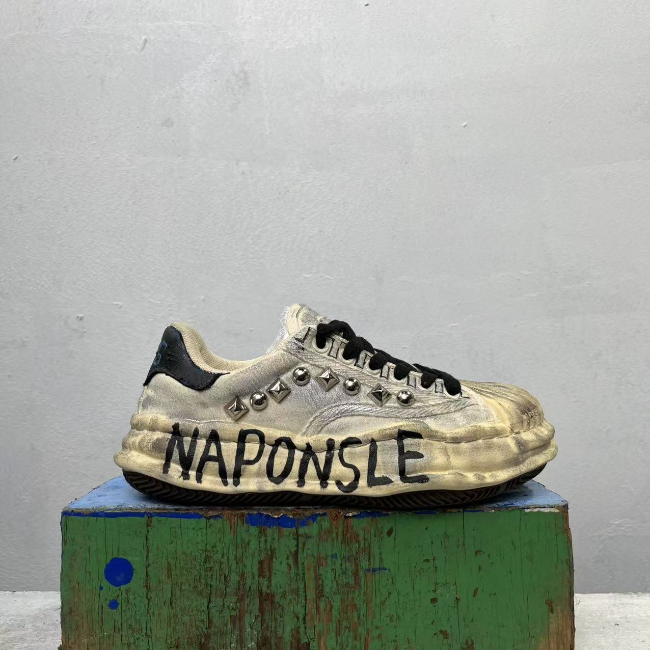 日系低帮贝壳头溶解鞋方块钉复古休闲板鞋黑尾潮流情侣鞋M038