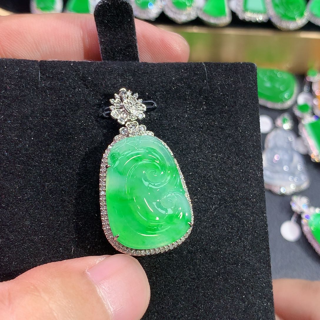 翡翠18K金镶嵌颈饰