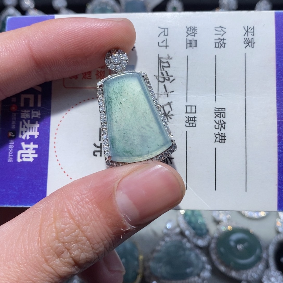 翡翠颈饰未镶嵌翡翠