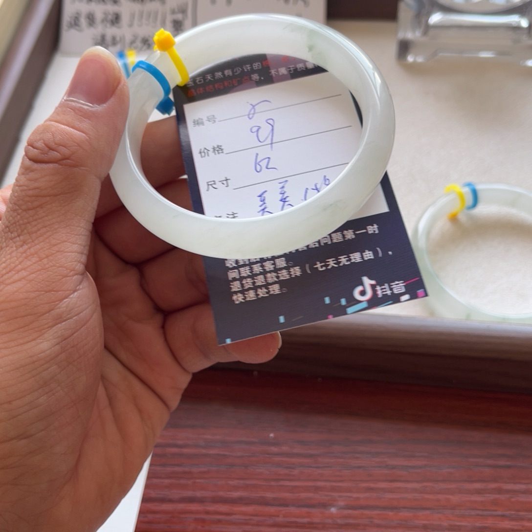 【闪购商品】石英质玉手镯未镶嵌美*涵5.62