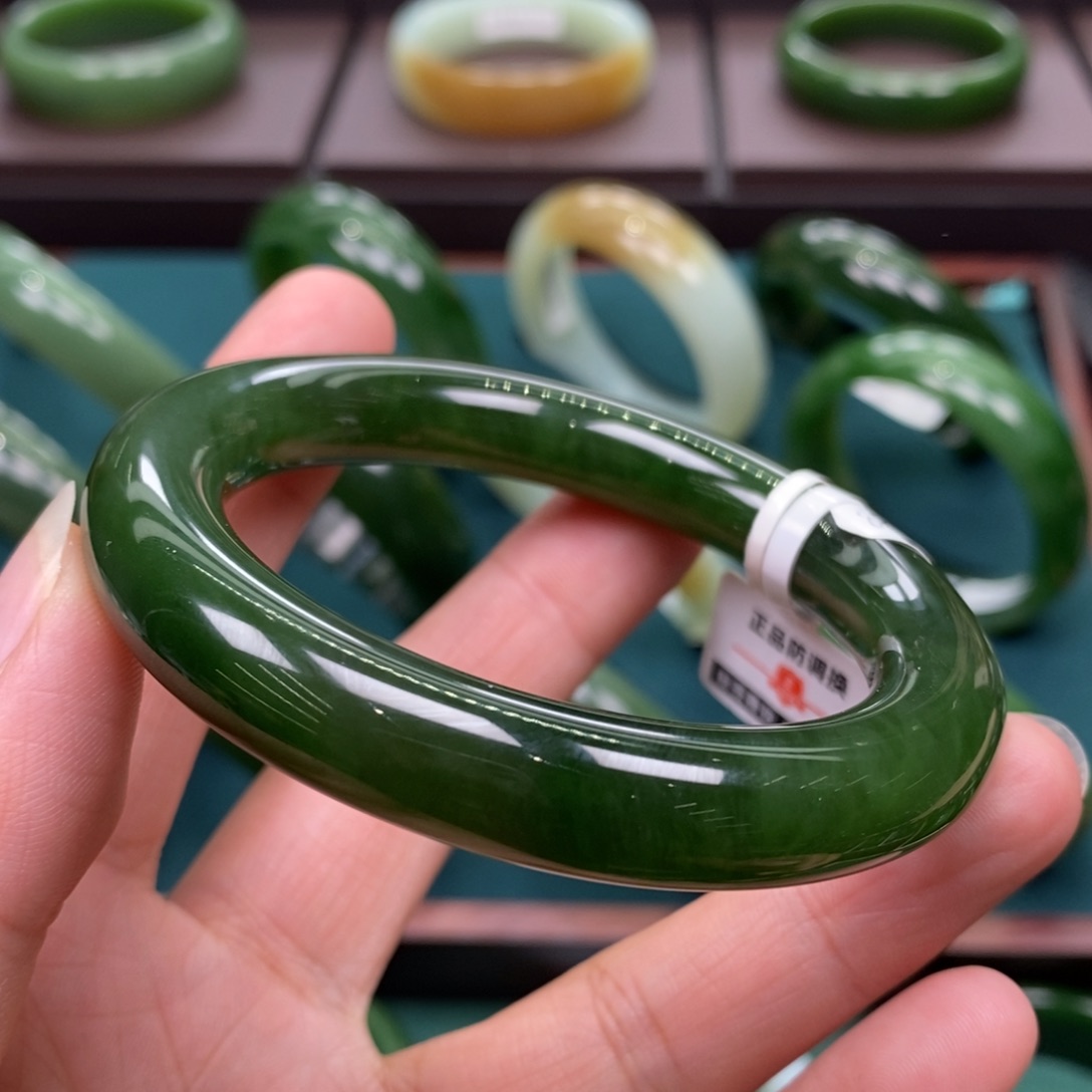 和田玉（碧玉）未镶嵌手镯