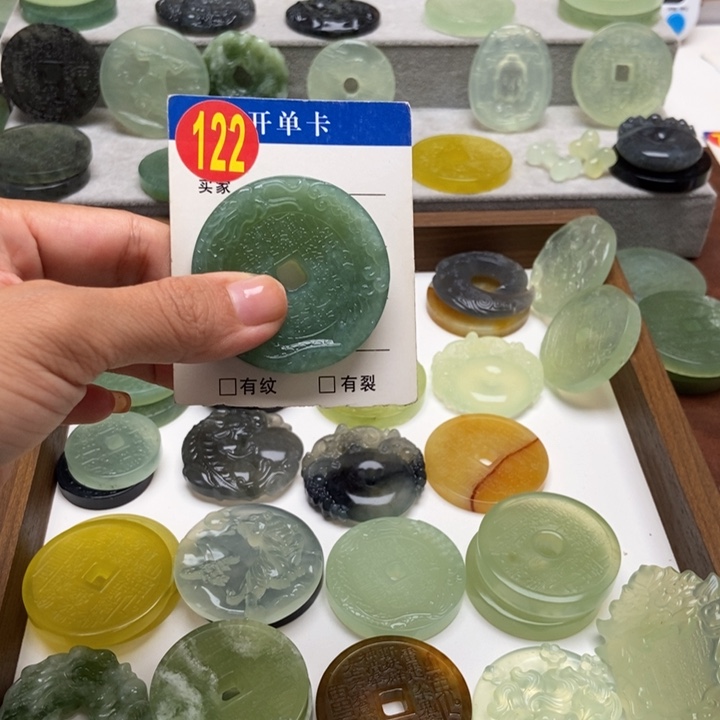 未镶嵌蛇纹石玉颈饰刀**击