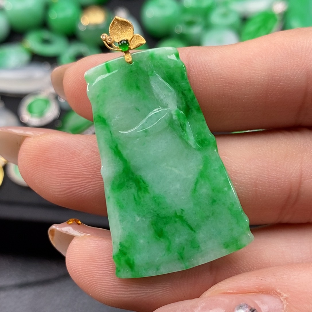 翡翠颈饰18K金镶嵌翡翠