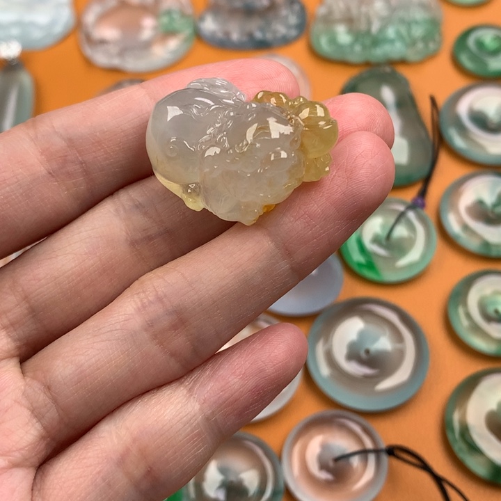 翡翠未镶嵌颈饰……