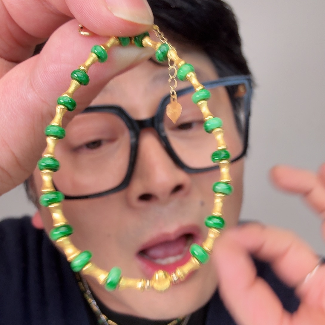 翡翠18K金镶嵌颈饰一件