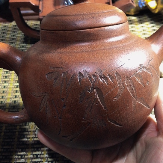 紫砂茶壶原矿泥料手工制作的紫砂壶。