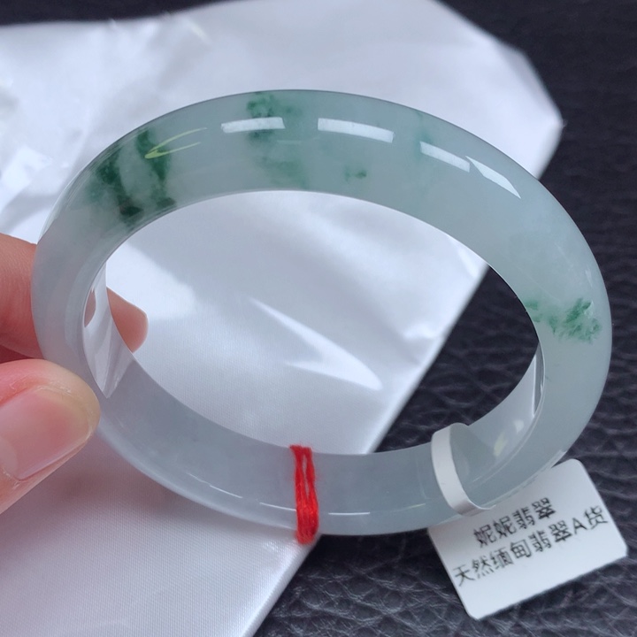 翡翠手镯未镶嵌。