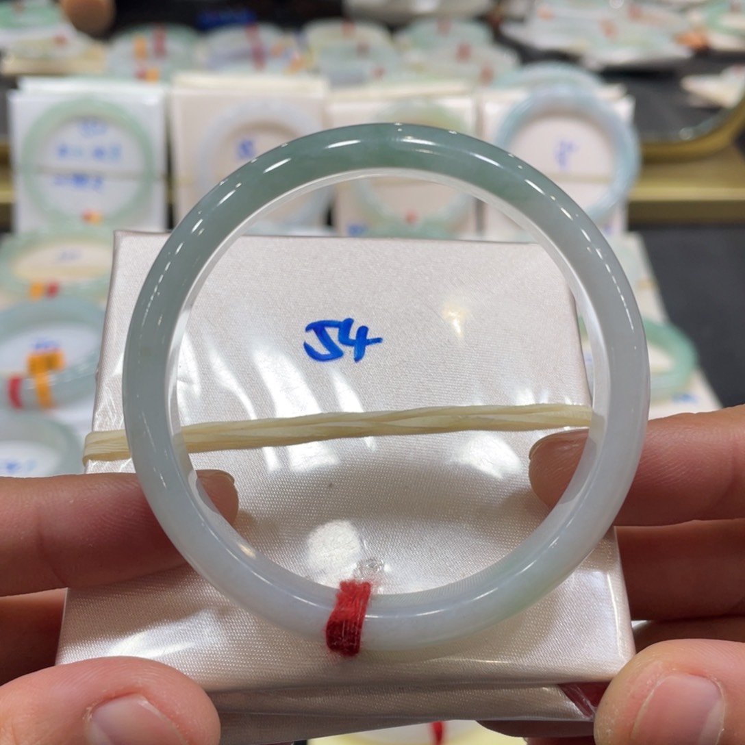 翡翠手镯未镶嵌翡翠手镯