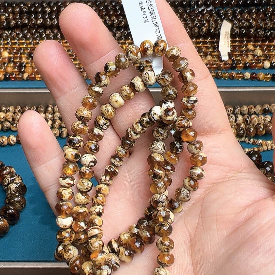 琥珀颈饰未镶嵌桃**夭抚顺