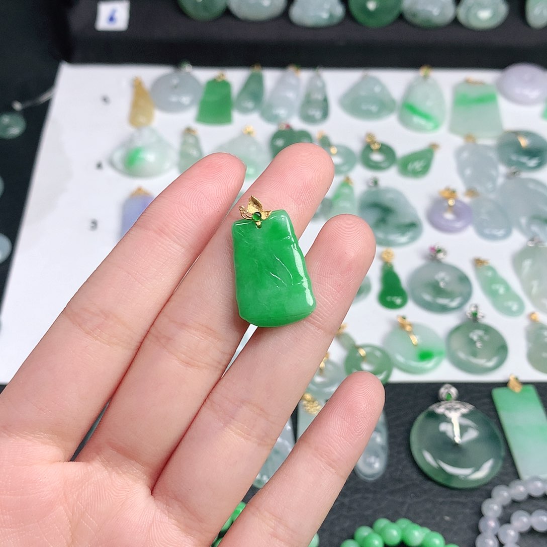 翡翠颈饰未镶嵌翡翠