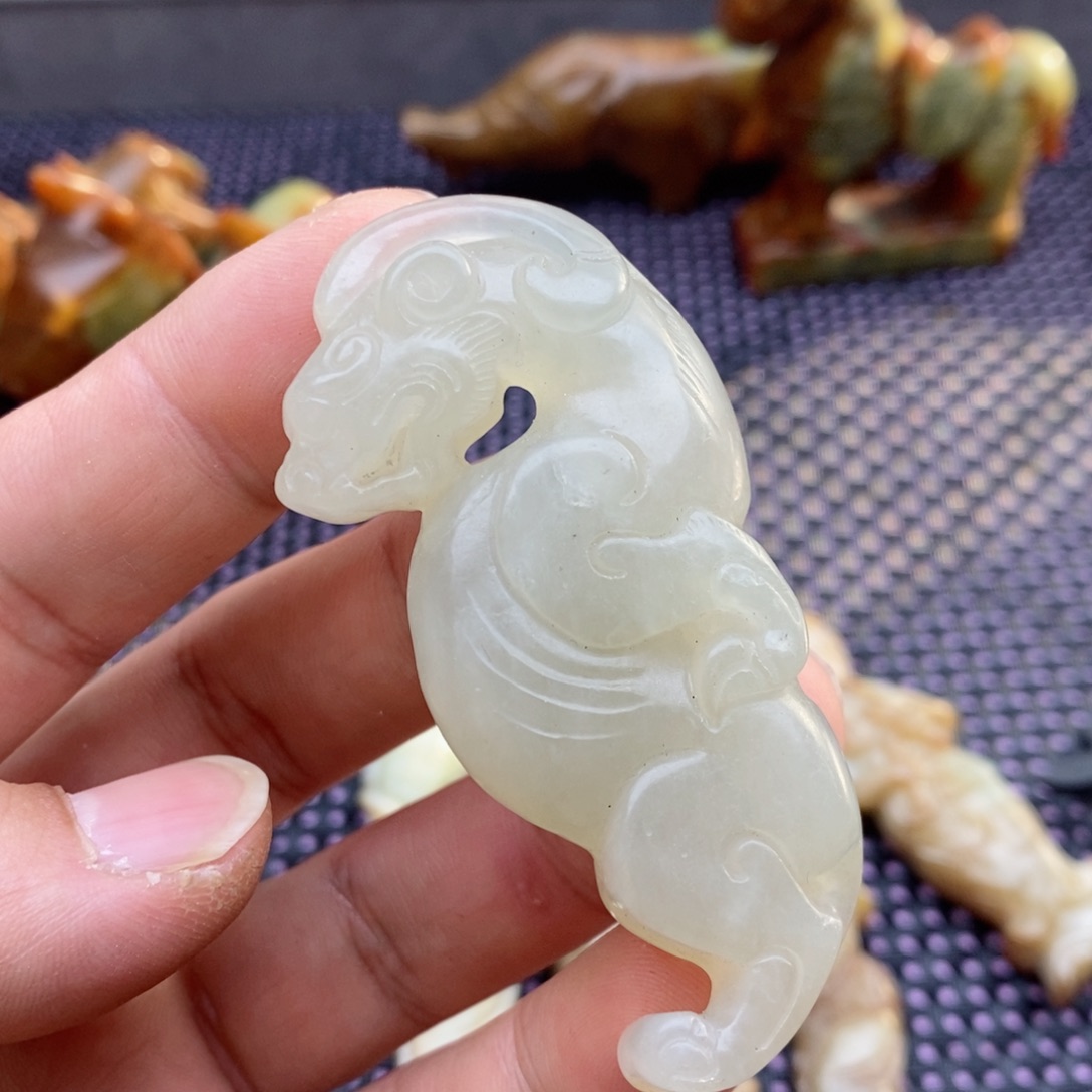 蛇纹石玉颈饰未镶嵌