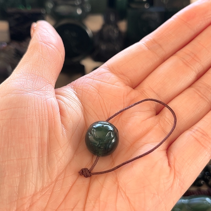 《***者蛇纹石玉未镶嵌颈饰