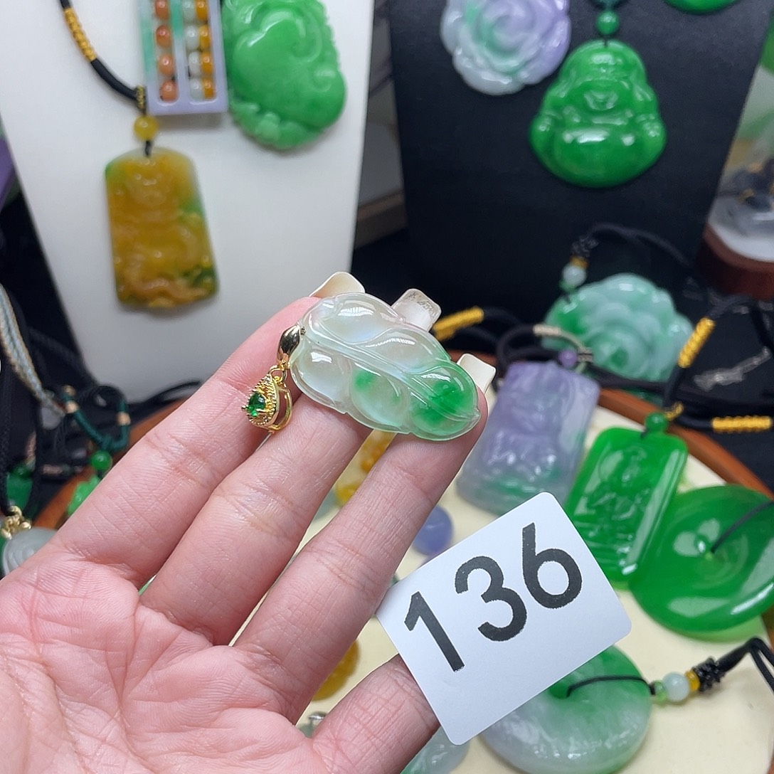 翡翠未镶嵌吊坠(赠链)