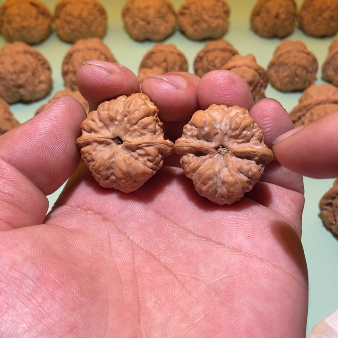 文玩核桃吊坠金*豹蛤蟆头33一对