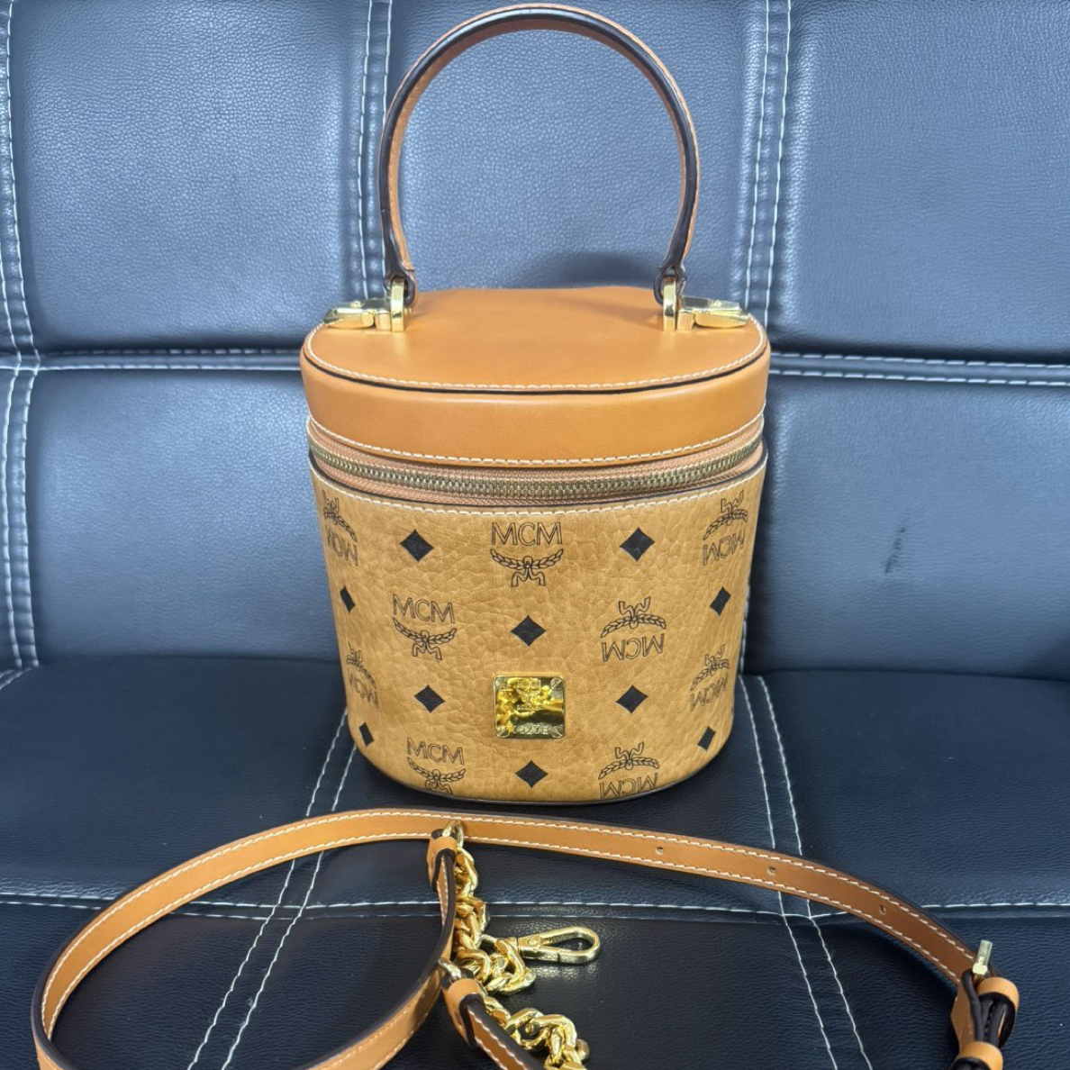 99新 MCM 奢得/干邑色 老花 发财桶 斜挎 底长16*15*13