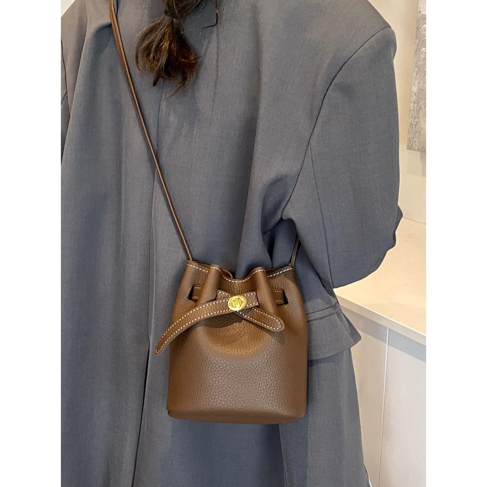 韩版小众复古水桶包包女2025新款简约质感百搭斜挎通勤单肩手机包