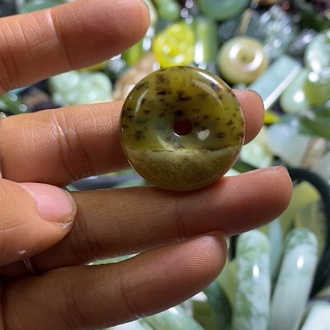 岫玉颈饰未镶嵌一个