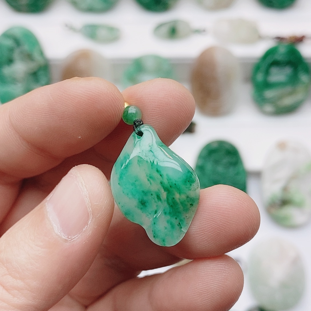 磨***唧独山玉未镶嵌颈饰