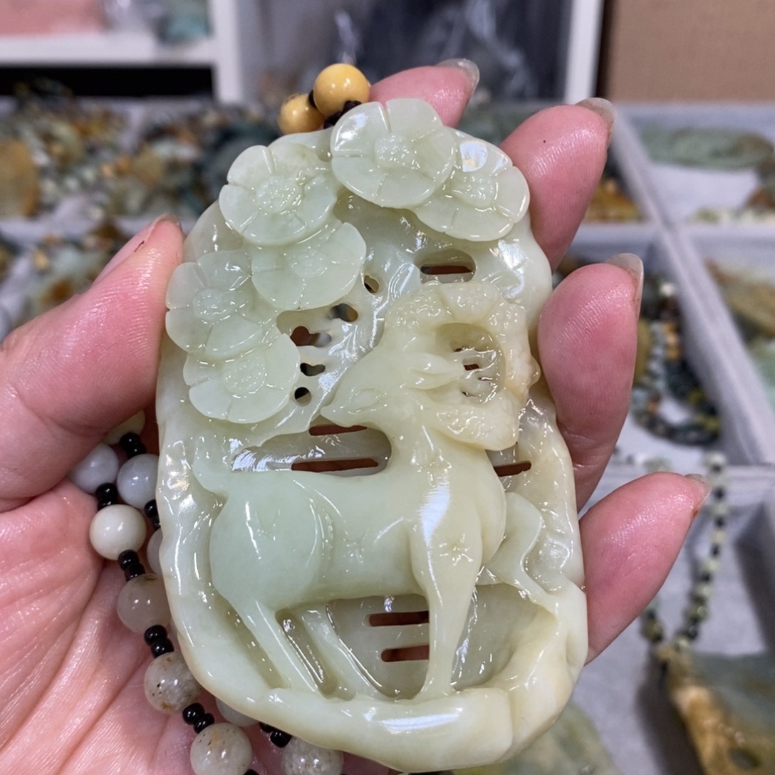 蛇纹石玉颈饰未镶嵌