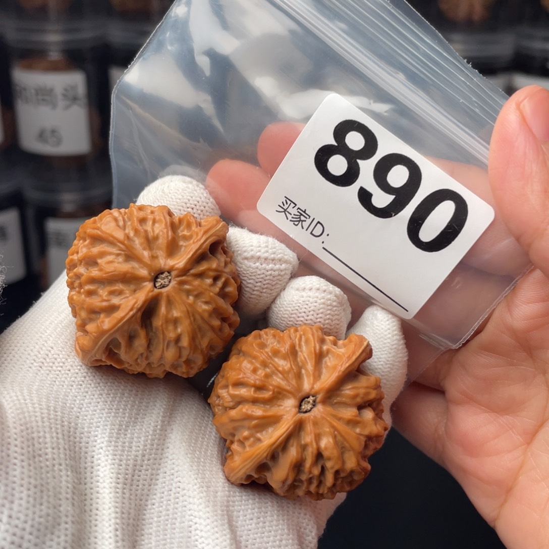 白***️文玩核桃把件39金牛