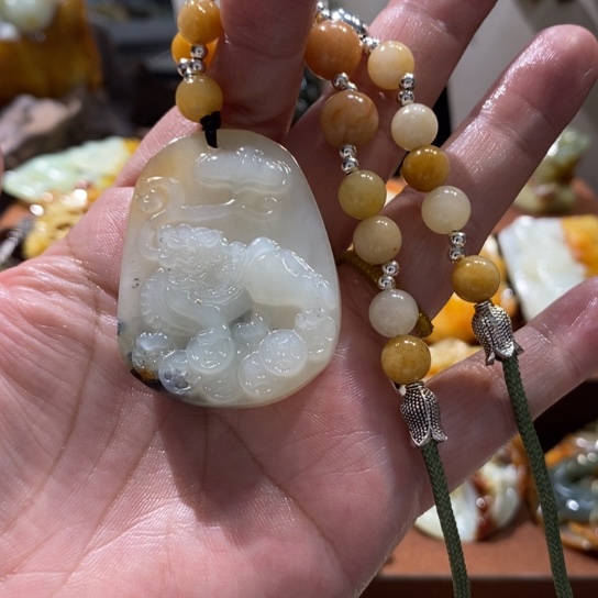 蛇纹石玉未镶嵌颈饰