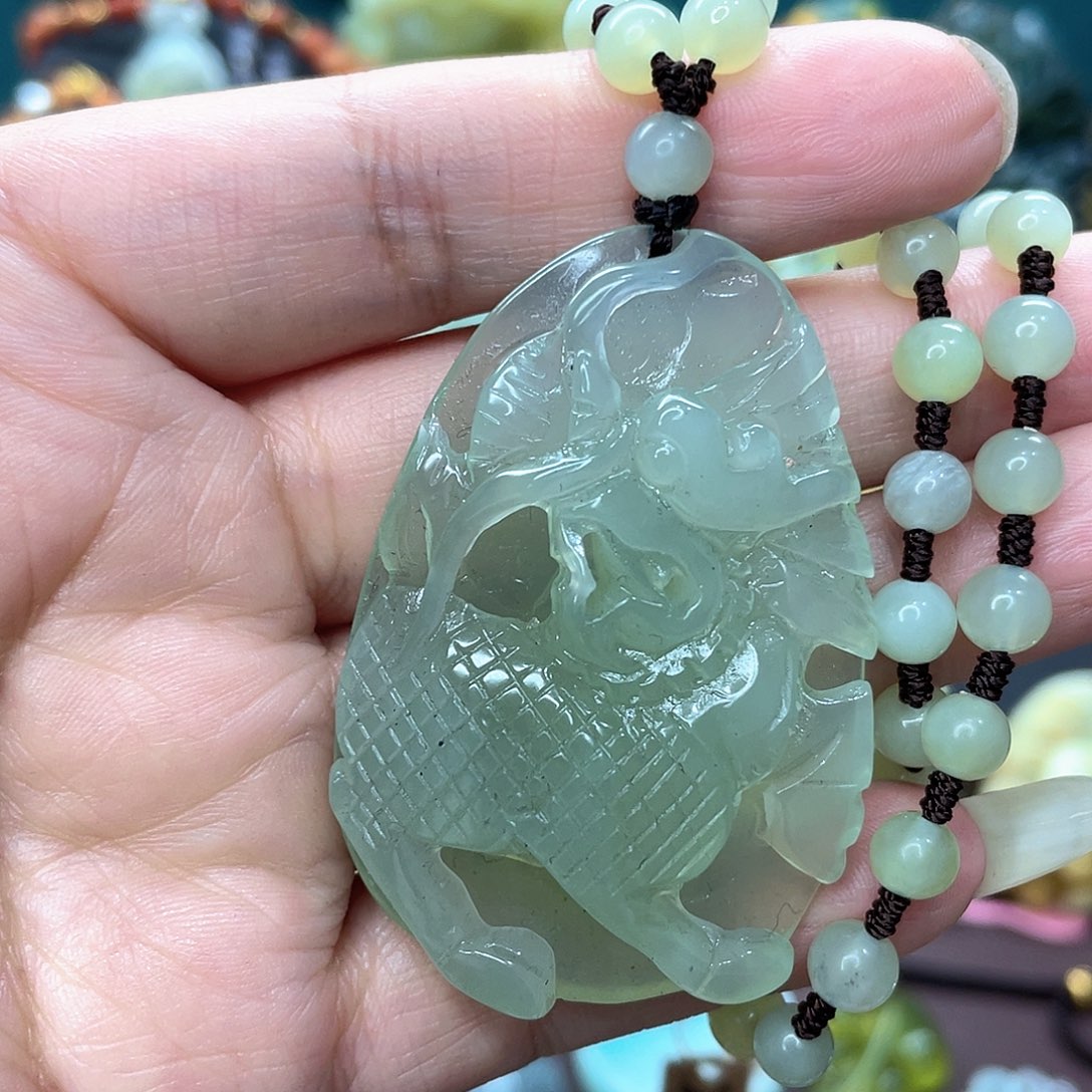 蛇纹石玉颈饰未镶嵌