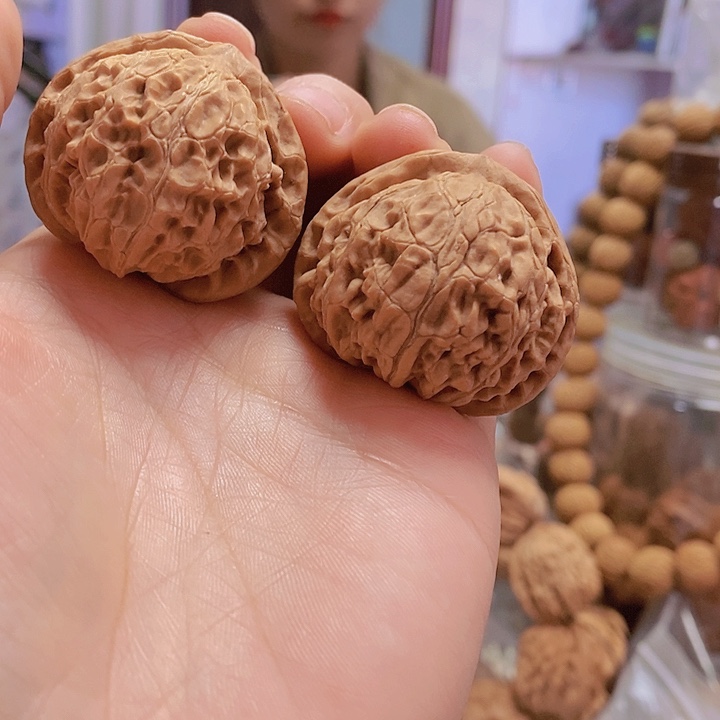 【闪购商品】文玩核桃把件39.5红皮宫灯油