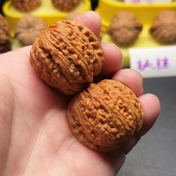 文玩核桃吊坠绣球