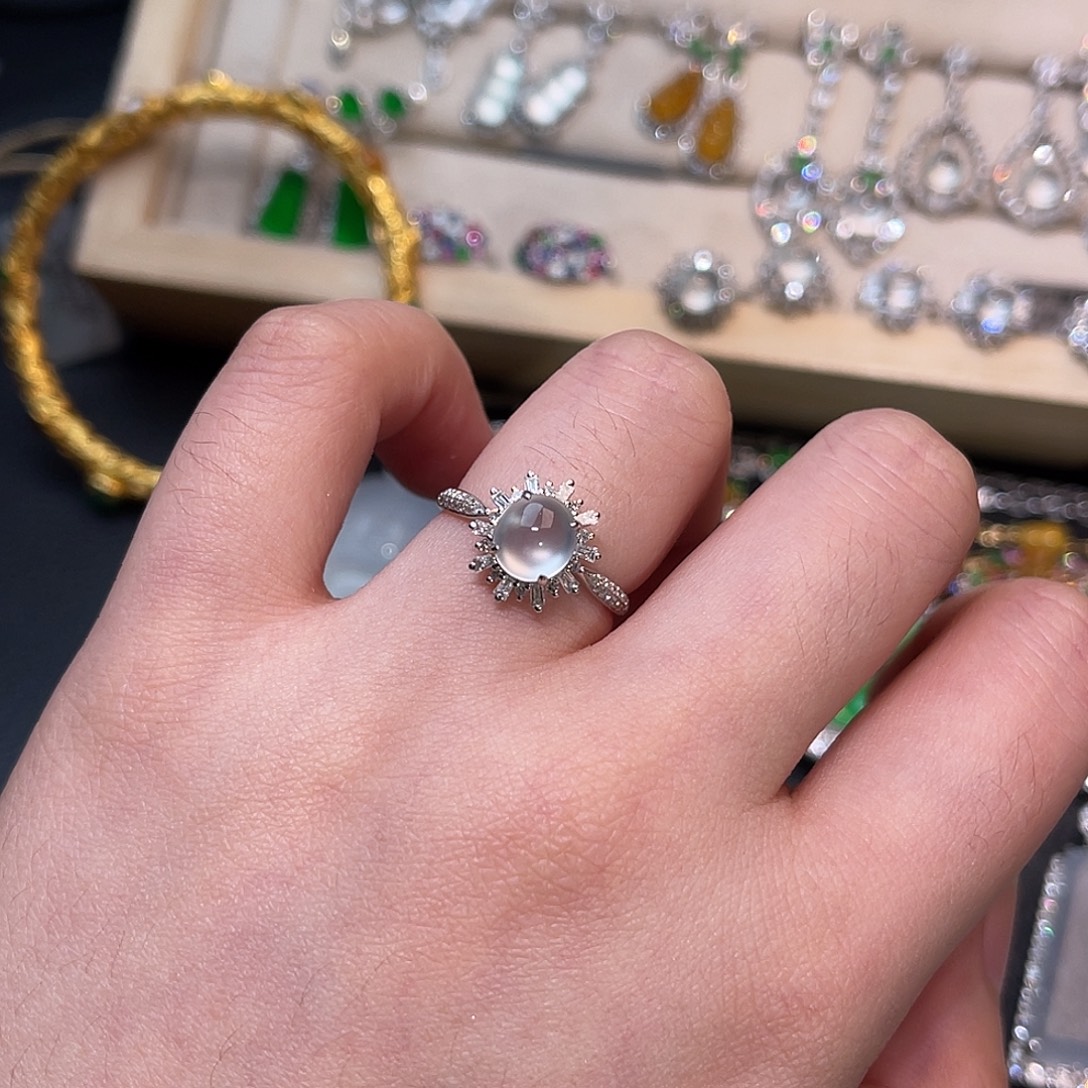 翡翠18K金镶嵌戒指蛋面