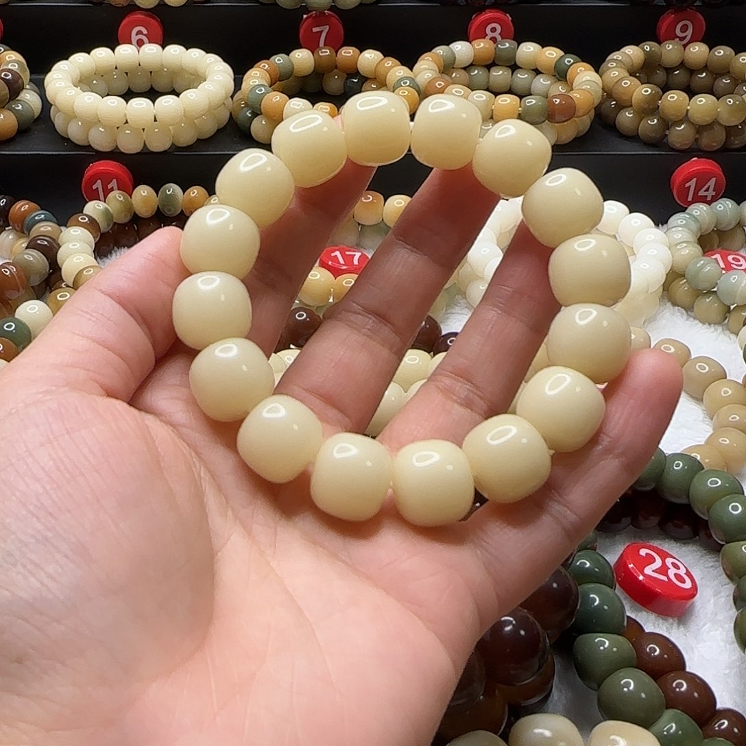 菩提根/象牙果吊坠。*