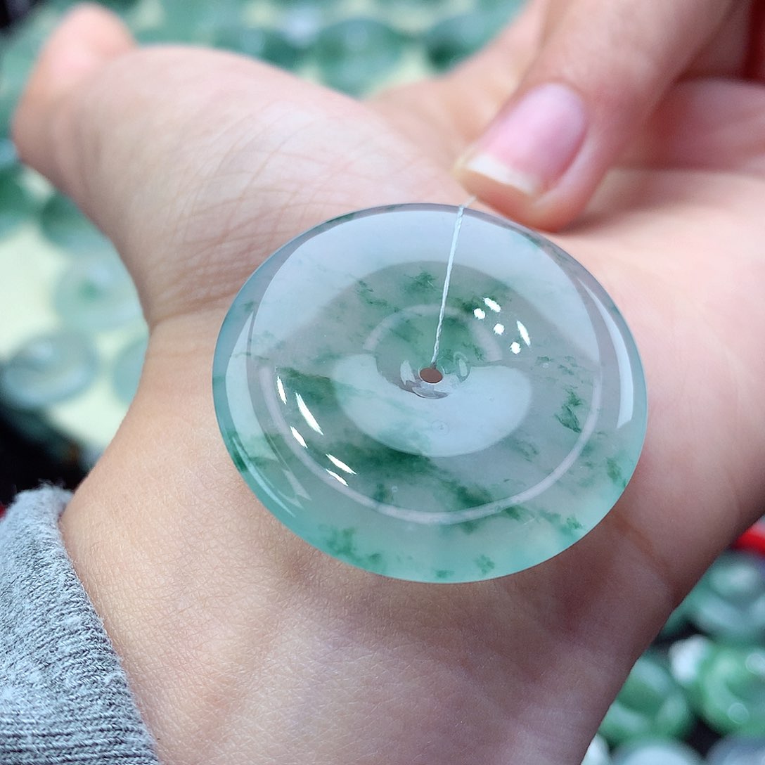 翡翠颈饰未镶嵌编号135。尺寸33.1-5.3