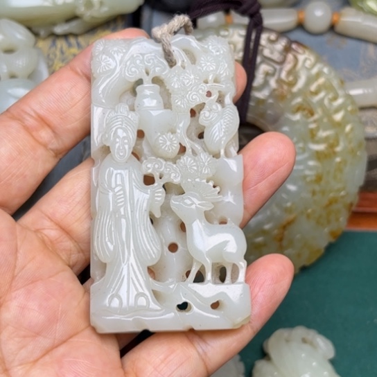 平***人和田玉未镶嵌颈饰