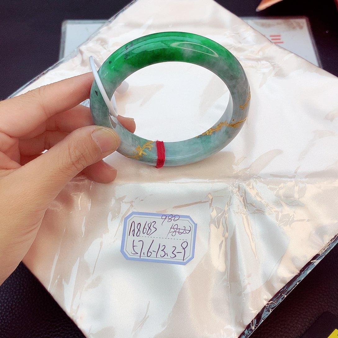 翡翠手镯未镶嵌翡翠