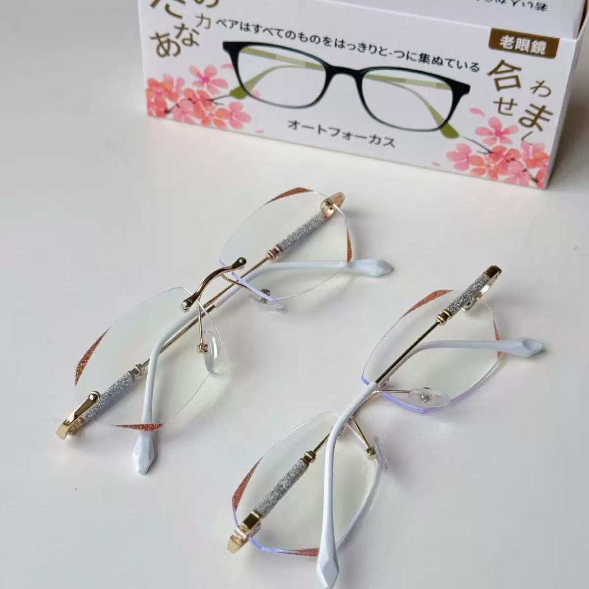 白色四角包金老花眼镜