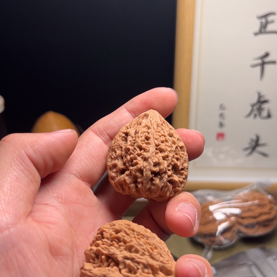 从***来文玩核桃吊坠虎头王