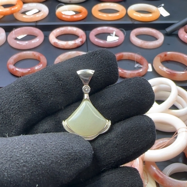 石英质玉颈饰合金