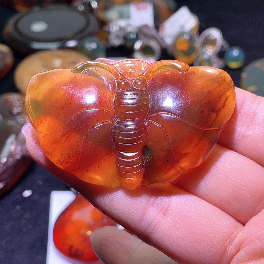 琥珀裸石未镶嵌。