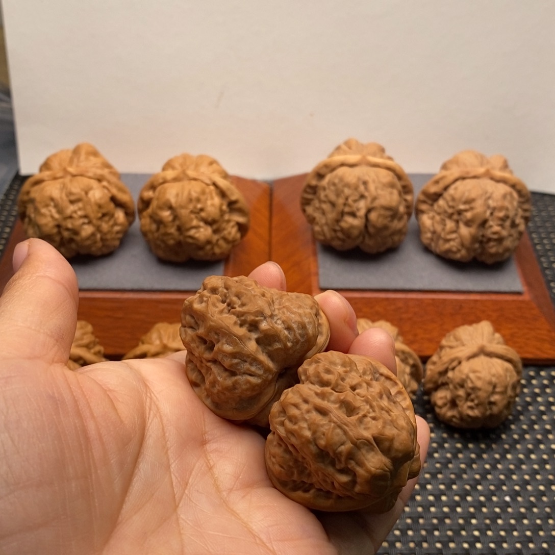 大***鱼文玩核桃把件三角白茬边36左右