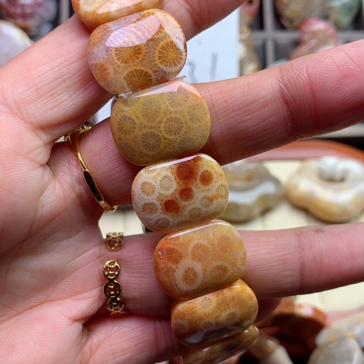 硅化珊瑚（珊瑚玉）颈饰足银镀金镶嵌