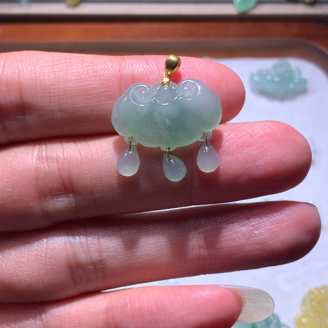 ****b翡翠18K金镶嵌颈饰如意锁