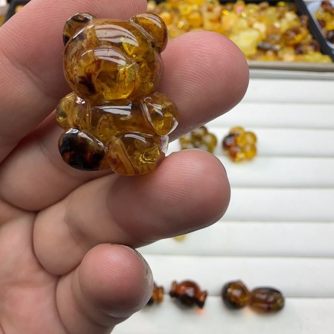 琥珀未镶嵌裸石5.4克有瑕