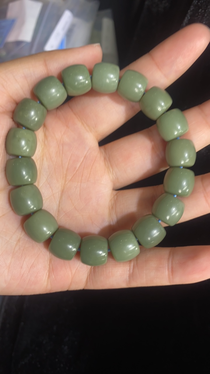 纯天然和田玉新疆河道沙枣青豆青卡12直切